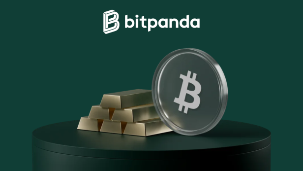 Bitcoin-Münze vor mehreren Goldbarren auf dunklem Podest vor grünem Hintergrund mit Bitpanda-Logo