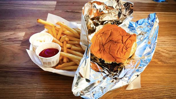 46-219591967 Das Bild zeigt einen Smashburger mit Pommes, Ketchup und Mayonnaise