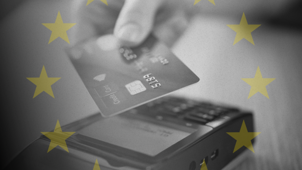 Der Zahlungsdienst Wero soll eine europäische Alternative zu PayPal, Mastercard und Co. bilden. Eine Hand hält eine Bankkarte an den Kartenleser. Im Hintergrund sind die gelben Sterne der EU-Flagge zu sehen