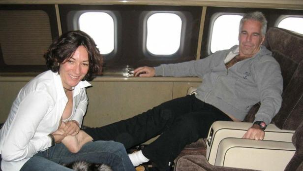 FILES-US-POLITICS-TRUMP-EPSTEIN Eine Frau massiert einem Mann lachend den Fuß in einem Privatflugzeug