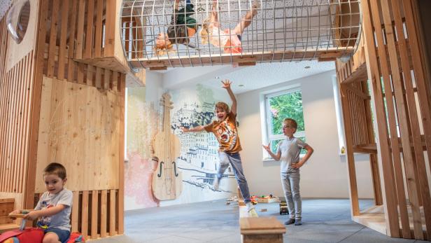 Spielbereich des Jufa Hotel Salzburg Kinder spielen in einem Indoor Spielplatz im Jufa Hotel Salzburg
