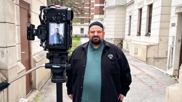 Ein Mann steht hinter einer Kamera, es ist der TikToker-Imam Ramazan Demir 