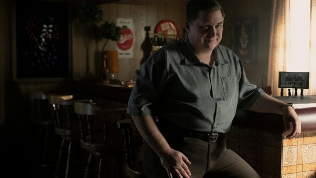 Devil in Disguise: John Wayne Gacy - S1 Der Schauspieler Michael Chernus als Massenmörder John Wayne Gacy in einer Szene aus der Miniserie "Devil in Disguise"