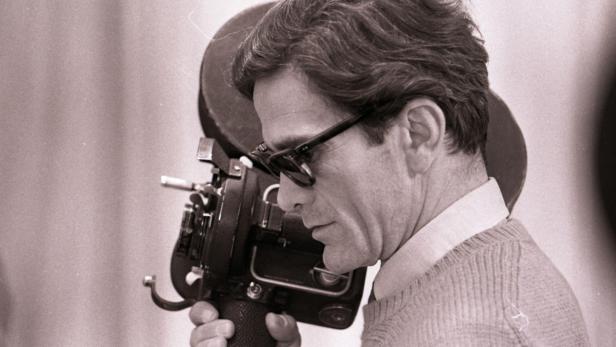 Pasolini am Set seines letzten Films "Salò oder Die 120 Tage von Sodom" (1975) Mann mit Sonnenbrille vor einer Filmkamera