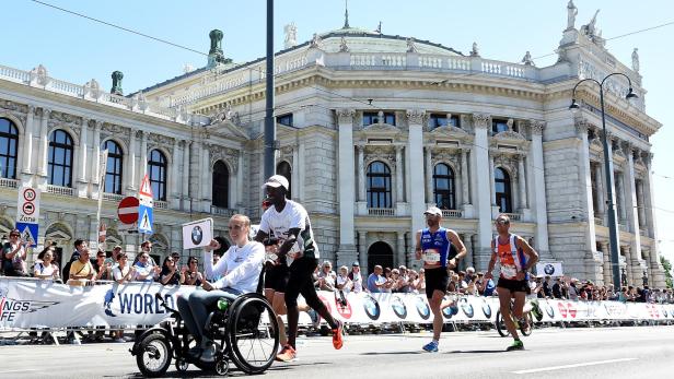 Zu sehen sind Läuferinnen und Läufer sowie eine Rollstuhlfahrerin beim Wings for Life Run 2018 vor dem Wiener Burgtheater