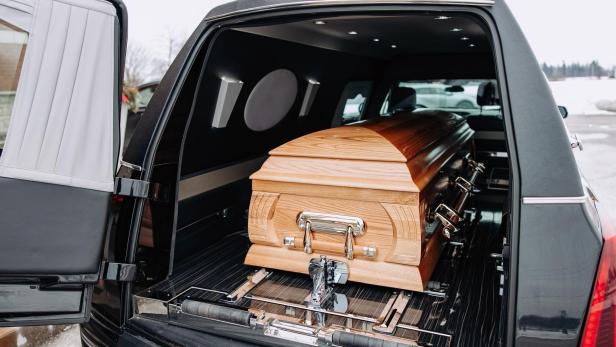 Leichenwagen Offener Leichenwagen mit Sarg