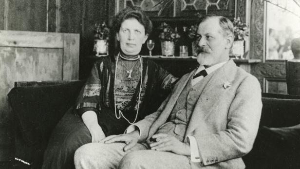 Martha und Sigmund Freud sitzen auf einem Sofa