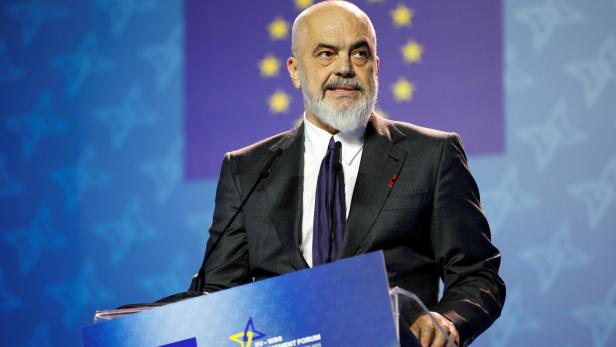 Albaniens Ministerpräsident Ei Rama hält eine Rede beim EU-Western Balkans Investment Forum in Tirana. 