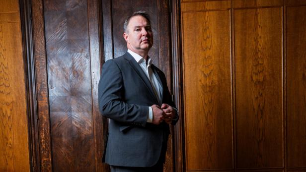 Ein Mann steht vor einer Tür, es ist der SPÖ-Chef Babler