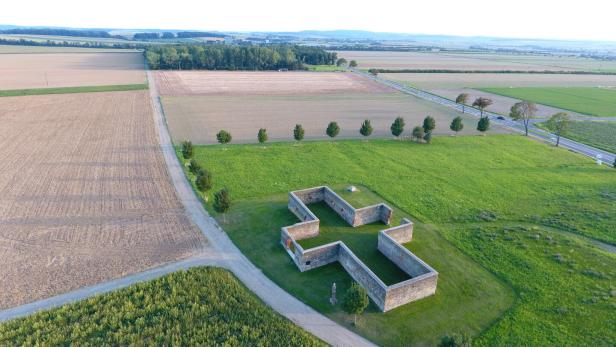 Drohnenbild vom Kreuzstadl in Rechnitz mit umliegenden Wiesen und Feldern