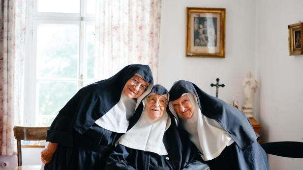 Die drei Nonnen vom Stift Goldenstein in einem Raum. Sie posieren für das Foto.