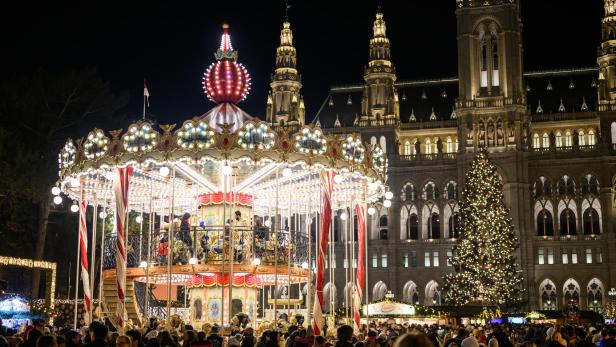 karussell dreht sich vor rathaus am wiener christkindlmarkt