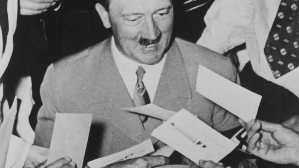 Adolf Hitler (1889-1945) im Kreis von Autogrammjägern, Mitte Aprl 1937