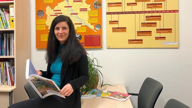  Julia Girardi-Hoog in ihrem Büro, blättert in einem Katalog
