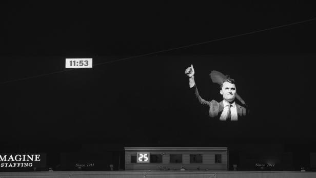 Ein projiziertes Bild von Charlie Kirk über einem Gebäude