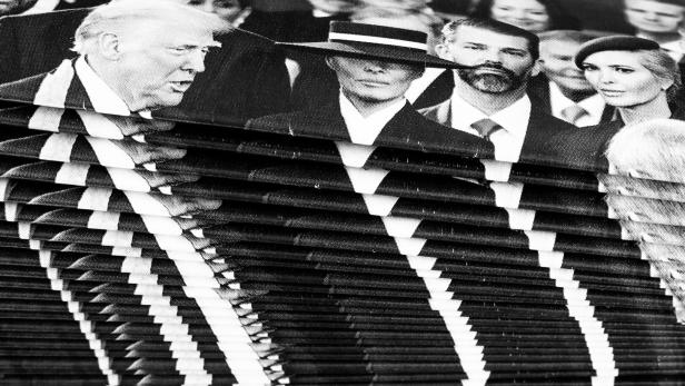 Zeitungsstapel mit Aufmacherbild von Familie Trump