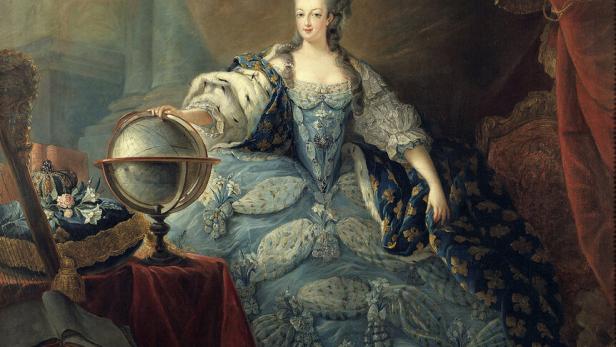Marie Antoinette in ihrer Prunkrobe, sie hält eine Hand auf einen Globus.
