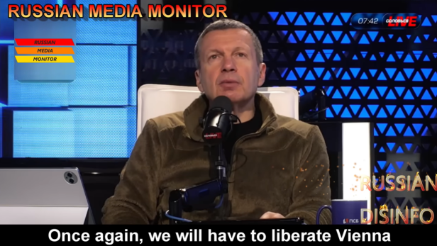 Ein Mann vor einem Mikrofon im russischen Staatsfernsehen