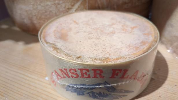 Ein Käse der Sorte Anser Flädle auf einem Regalbrett
