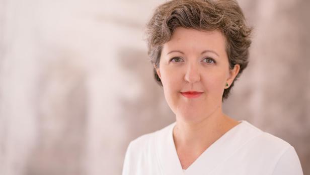 Porträt von Bianca Itariu in weißer Bluse, kurze Haare