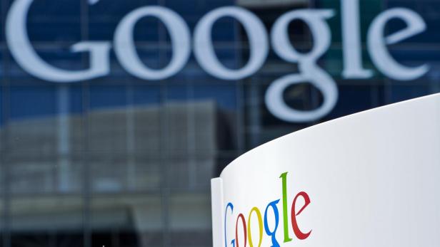 Google-Firmenlogo auf Gebäude