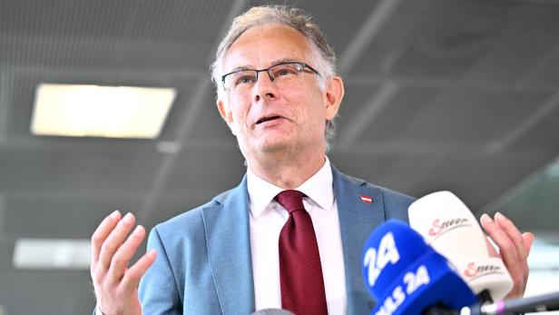 Finanzminister Markus Marterbauer steht vor einem Mikro