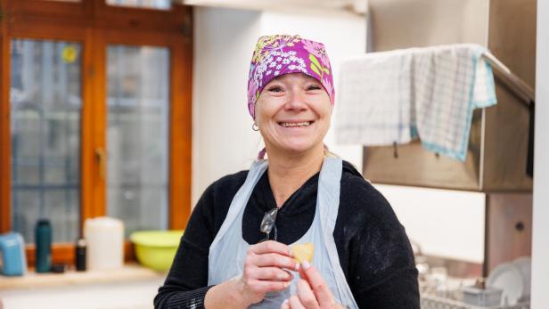 Alena Mach, Leiterin des Notquartier Nordheims, steht in der Küche und hält einen selbstgebackenen Keks