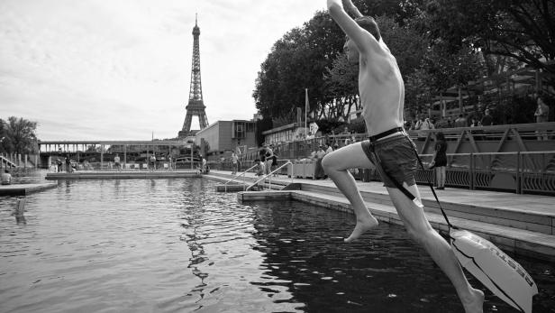 Ein Schwimmer springt in die Seine