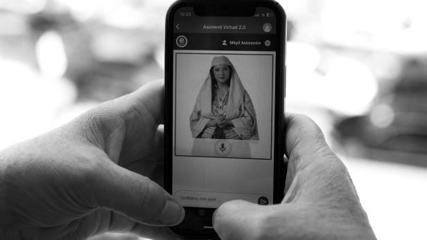 Ein Handy zeigt eine KI-generierte Frau