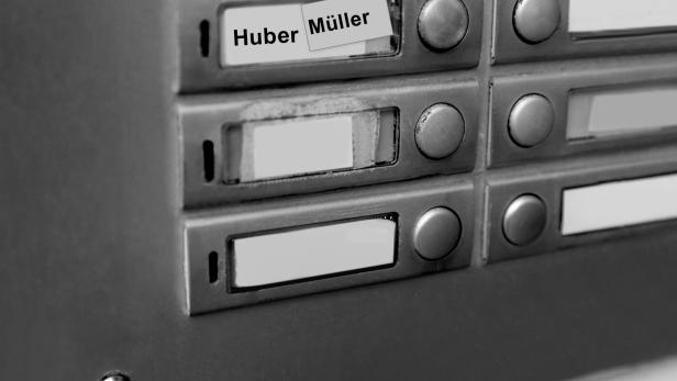 Ein Klingeschild mit den Namen Huber/Müller