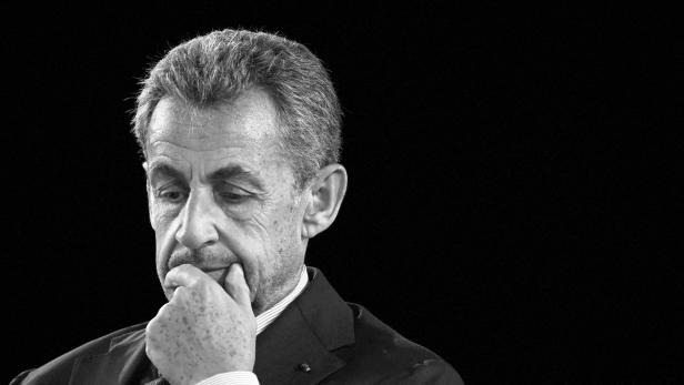 Nicolas Sarkozy schaut nachdenklich