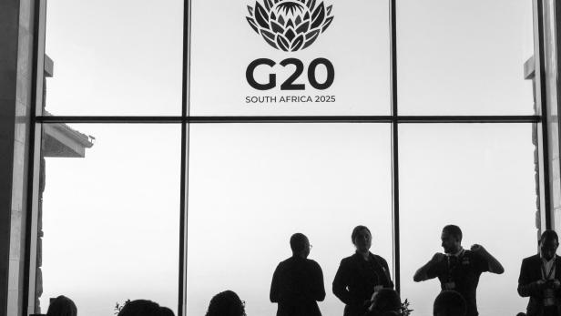 Bild von Silhouetten vor eines Plakats des G20 2025