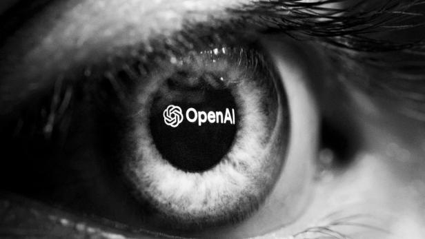 Das OpenAI Logo spiegelt sich in einer Pupille