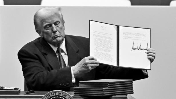 Donald Trump zeigt ein signiertes Dokument