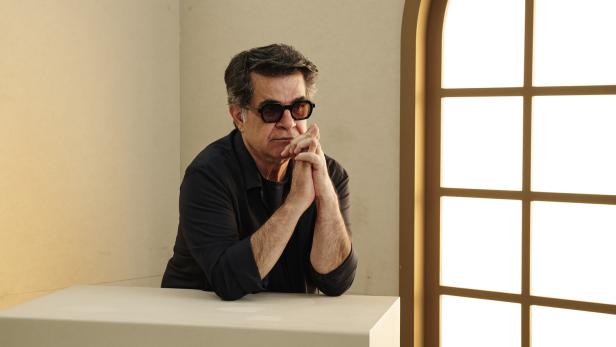 Der Regisseur Jafar Panahi posiert mit dunklen Sonnenbrillen in einem lichtdurchfluteten Raum