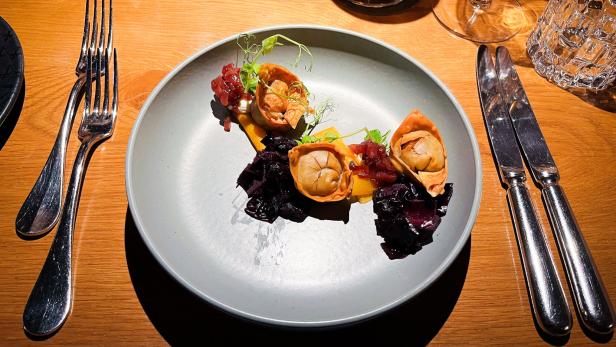 Enten-Wan-Tan mit eingelegtem Kürbis, gebratenem Rotkraut und Rotwein-Birnen-Chutney