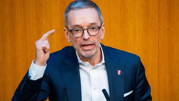 Ein Mann im blauen Sakko mit erhobenem Zeigefinger spricht, es ist FPÖ-Obmann Kickl