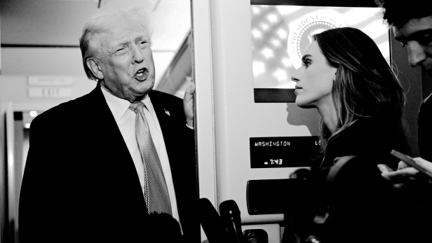 zu sehen ist der US-Präsident Donald Trump am 4. Januar 2026 auf dem Rückflug nach Washington, D.C. an Bord der Air Force One mit Reportern.