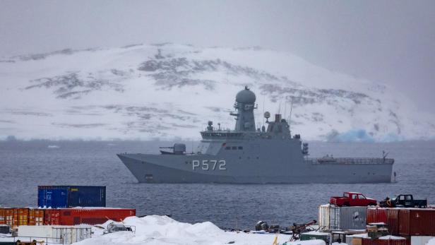 zu sehen ist das dänische Marineschiff P572 Lauge Koch, das am 8. März 2020 vor Nuuk patrouillierte.