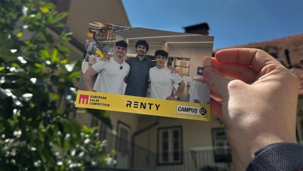Eine Hand hält eine Karte auf der Werbung für "Renty" gemacht wird. Im Hintergrund sieht man die Außenansicht eines Hauses.