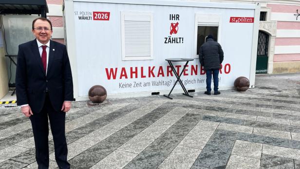 Bürgemeister von St. Pölten vor Wahlkarten-Containern