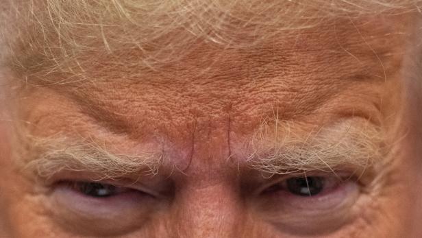 Ausschnitt der oberen Gesichtshälte Trumps mit finsterem Blick