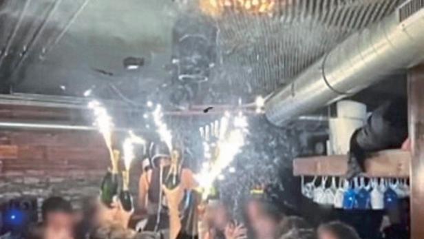 In der Bar "Le Constellation": Die Schaumstoffdecke brennt, während Partygäste noch feiern