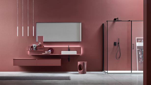 Ein rotes, modernes Badezimmer 