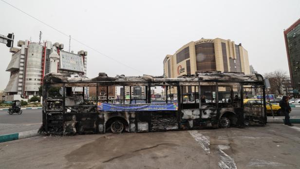 Ausgebrannter Bus in Teheran
