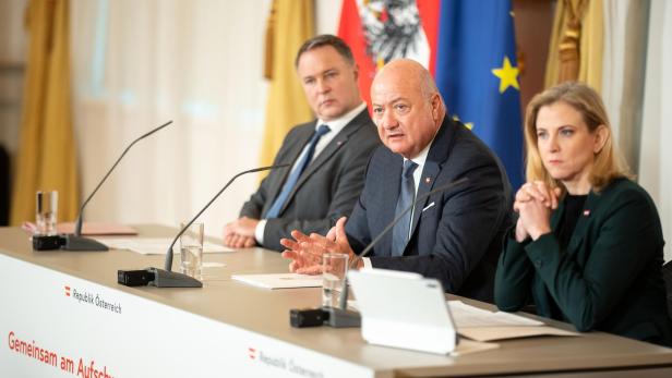 zu sehen sind Vizekanzler Andreas Babler (SPÖ), Bundeskanzler Christian Stocker (ÖVP) und Außenministerin Beate Meinl-Reisinger (Neos) im Rahmen des Pressefoyers nach einer Sitzung des Ministerrats im Bundeskanzleramt in Wien.