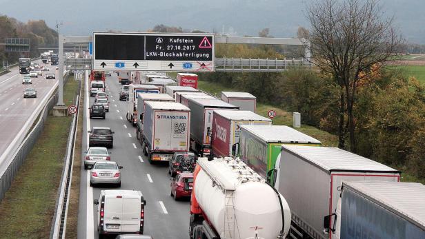 zu sehen ist ein Stau auf der Inntalautobahn auf der Höhe Kufstein.