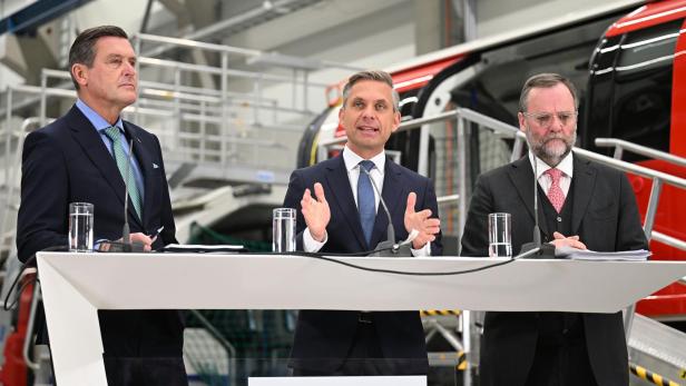 zu sehen sind Infrastrukturminister Peter Hanke (SPÖ), Wirtschaftsminister Wolfgang Hattmannsdorfer (ÖVP) und Staatssekretär Josef Schellhorn (NEOS) am Freitag, 16. Jänner 2026, anlässlich der Präsentation der "Industriestrategie Österreich 2035" in Wien.