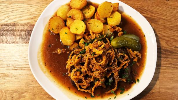 Veganer Zwiebelrostbraten mit Brateräpfeln, Zwiebel und Gurken