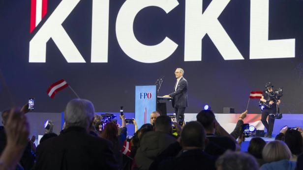 Herbert Kickl spricht beim FPÖ-Neujahrstreffen in Klagenfurt vor jubelndem Publikum und großer Namensprojektion auf der Bühne.